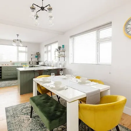 Beautiful Modern In 5 Min Walk To Town Ferienhaus