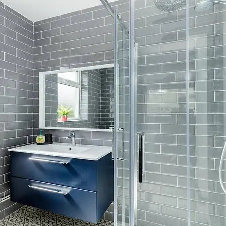 Beautiful Modern In 5 Min Walk To Town *