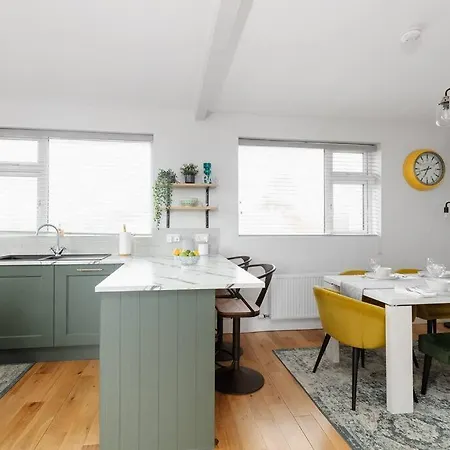 Beautiful Modern In 5 Min Walk To Town Ferienhaus