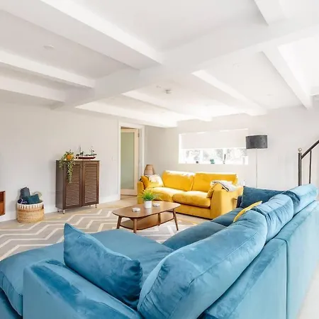 بيت للعطل Beautiful Modern In 5 Min Walk To Town دينغل