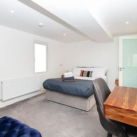 Beautiful Modern In 5 Min Walk To Town *