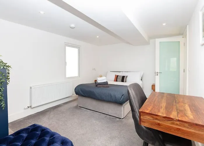 Beautiful Modern In 5 Min Walk To Town *